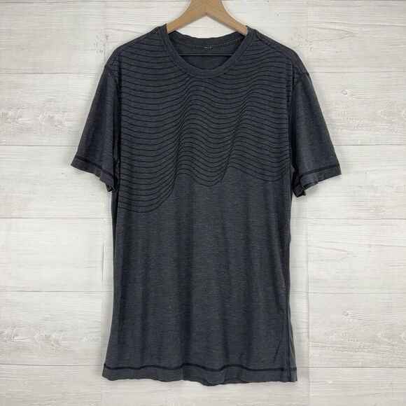 Lululemon Men Size L Short Sleeve T-Shirt Wave Print Gray Black Athletic Stretch - Picture 1 of 11